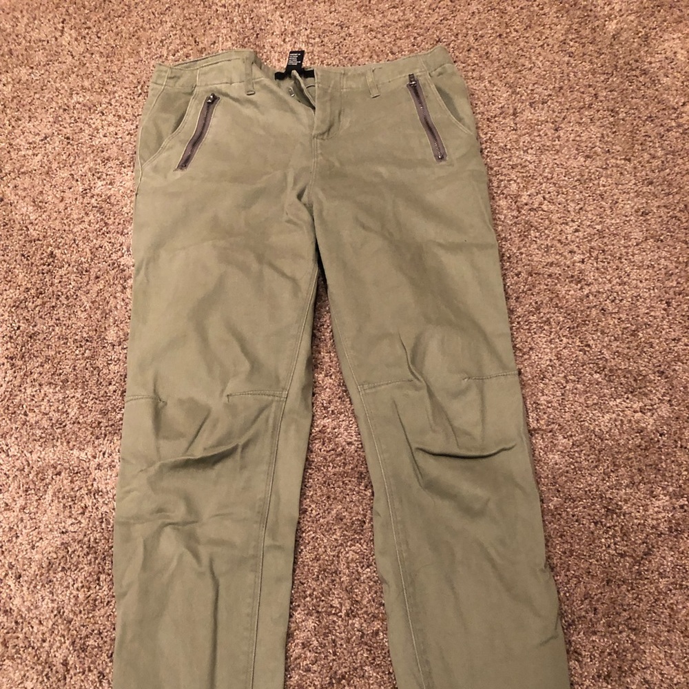 Stylish, zip-bottom pants